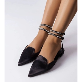 Czarne sandały o satynowym wykończeniu Hewes 2