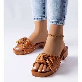 Brązowe klapki na niskim słupku Rochefort 1