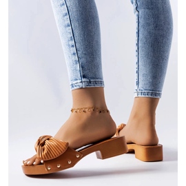 Brązowe klapki na niskim słupku Rochefort 2