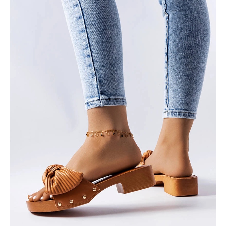 Brązowe klapki na niskim słupku Rochefort 2