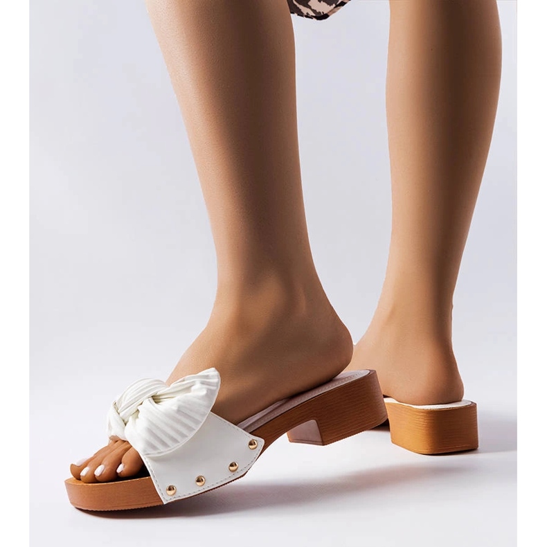 Białe klapki na niskim słupku Rochefort 1