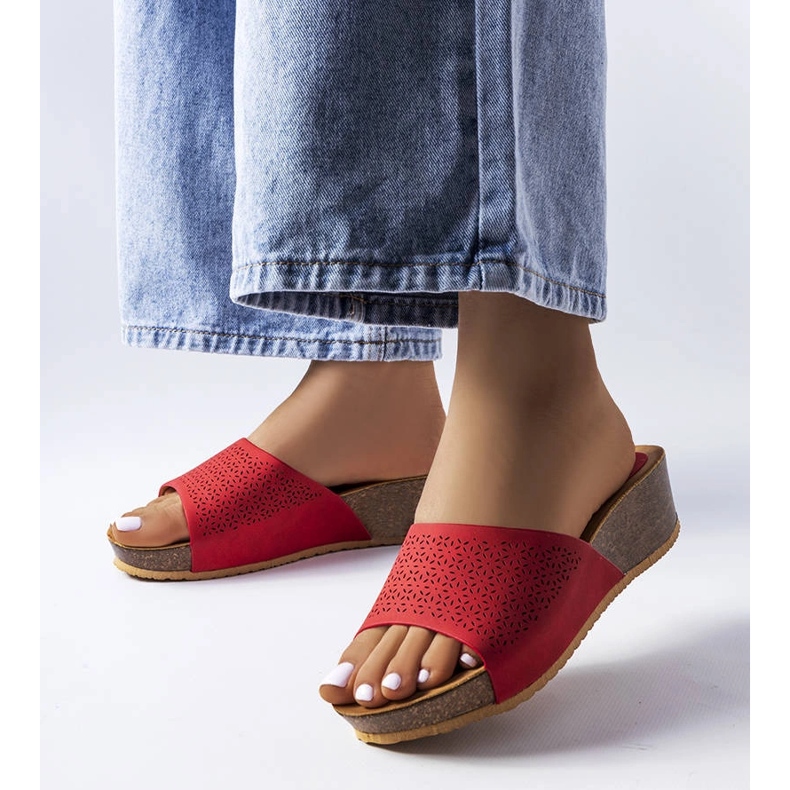 Czerwone ażurowe klapki na koturnie Bourque 1