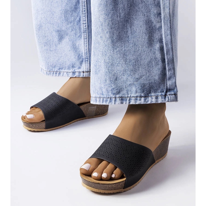 Czarne ażurowe klapki na koturnie Bourque 1