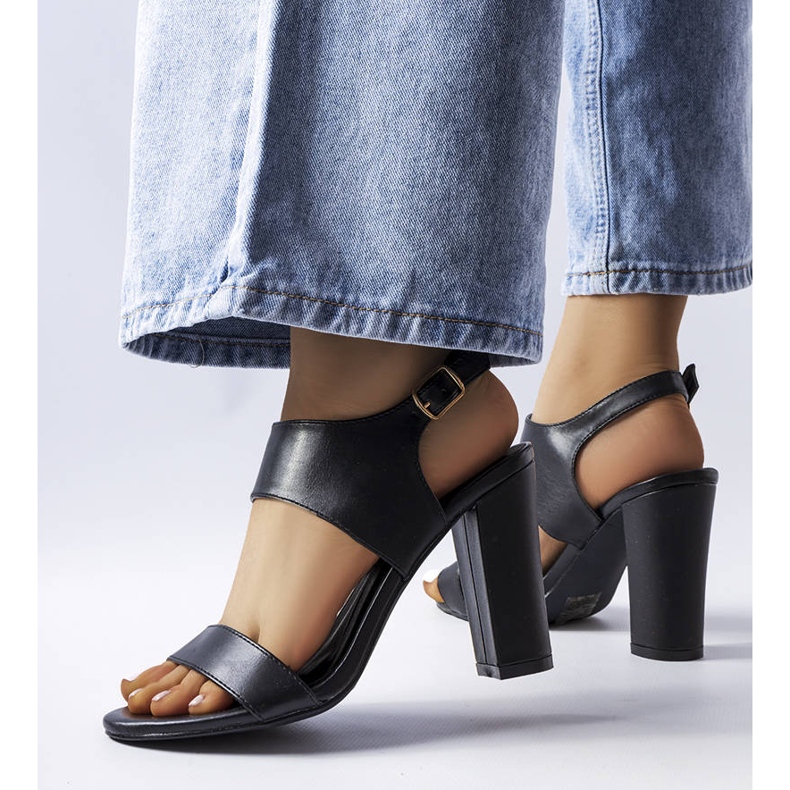 Czarne sandały na słupku Rachelle 1