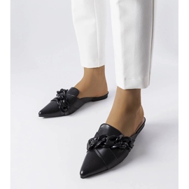 Czarne eleganckie klapki z łańcuchem Patenaude 1