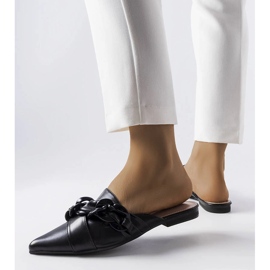 Czarne eleganckie klapki z łańcuchem Patenaude 2