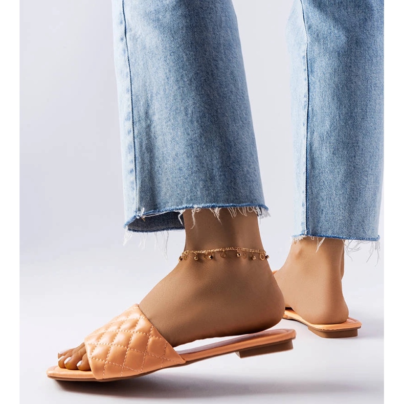 Pomarańczowe klapki z pikowaniem Labrie 2