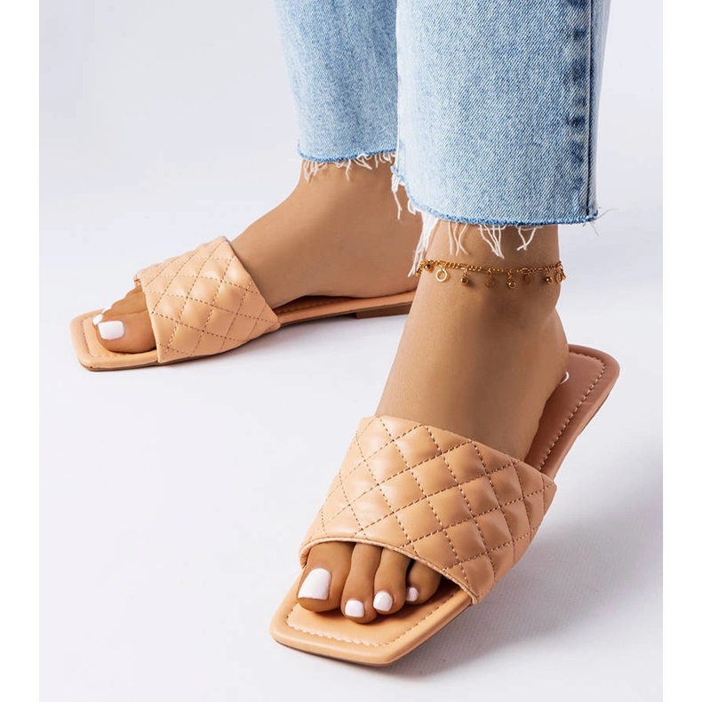 Różowe eleganckie klapki z pikowaniem Labrie 1