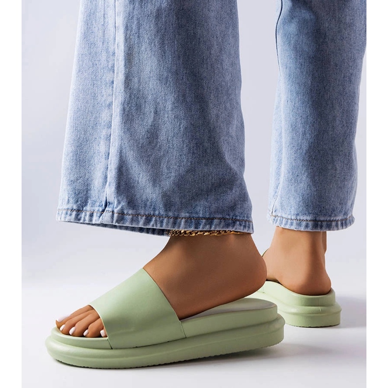 Zielone klapki na platformie Paquette 2