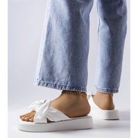 Białe klapki na platformie z kokardką Edvard 1