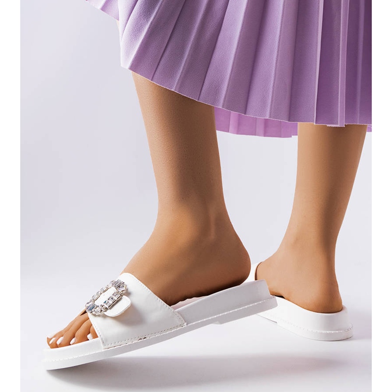 Białe klapki zdobione cyrkoniami Griegsvei 1