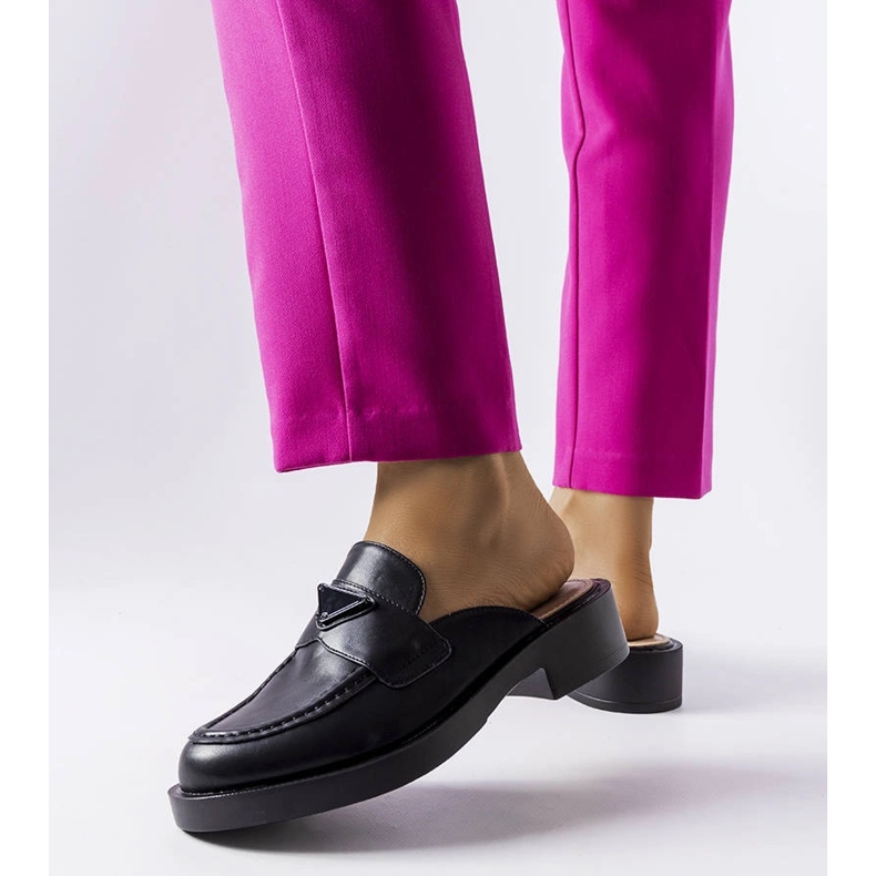 Czarne klapki z zabudowanym noskiem Berkshire 2