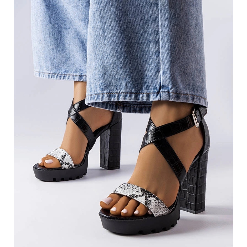 Białe sandały z wężowym printem Trépanier 1