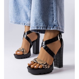 Brązowe sandały z wężowym printem Trépanier 1