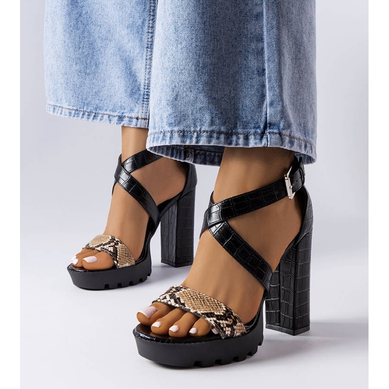 Brązowe sandały z wężowym printem Trépanier 1