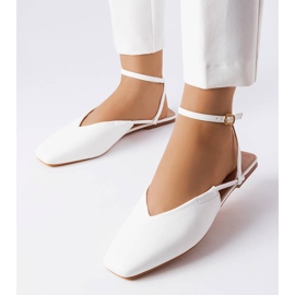 Białe sandały z zakrytym noskiem 1