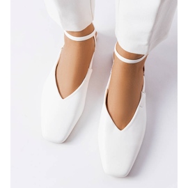 Białe sandały z zakrytym noskiem 2