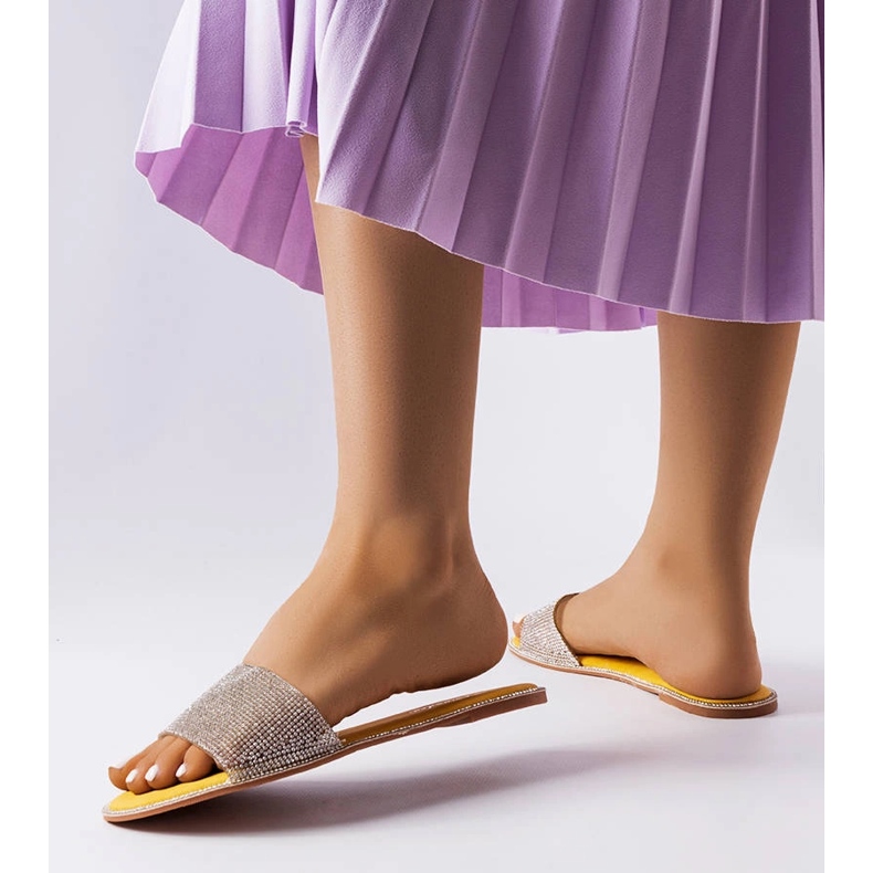 Żółte klapki ozdobione cyrkoniami Guilmette 2