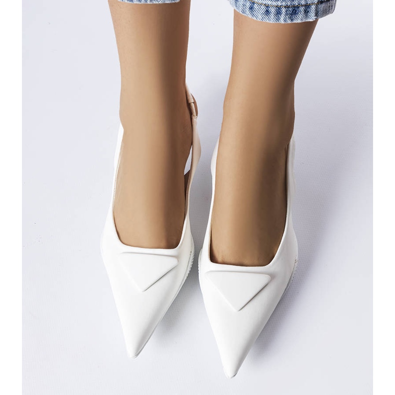 Białe sandały na niskim obcasie Labonté 1