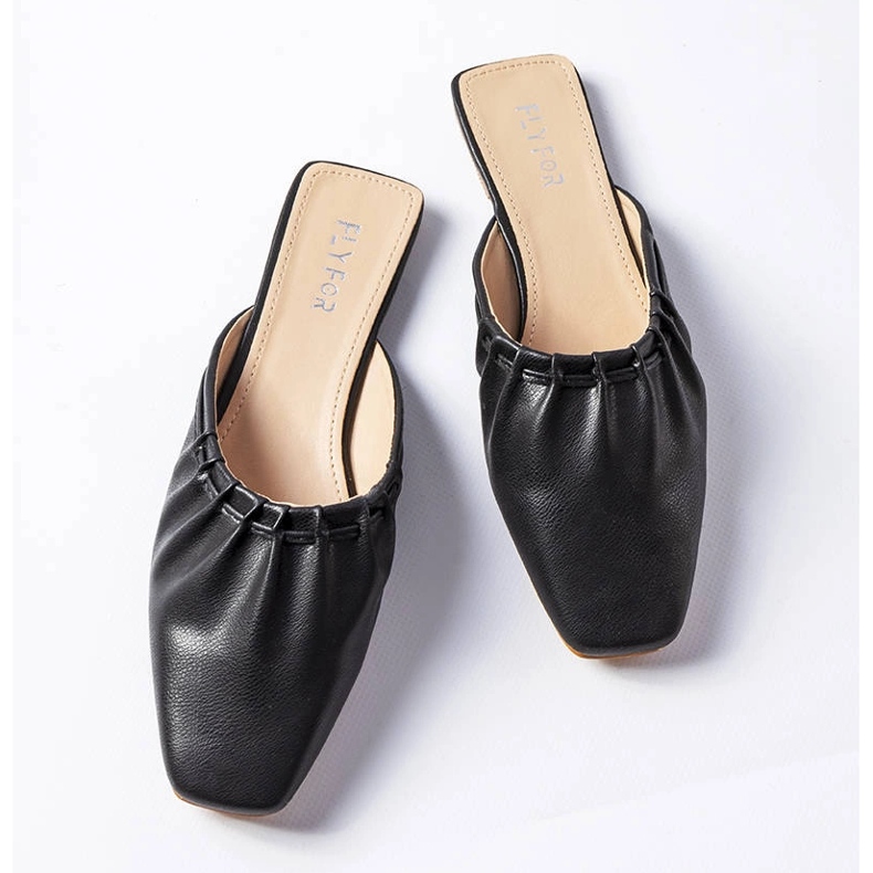 Czarne marszczone klapki z noskiem Aasiaat 1