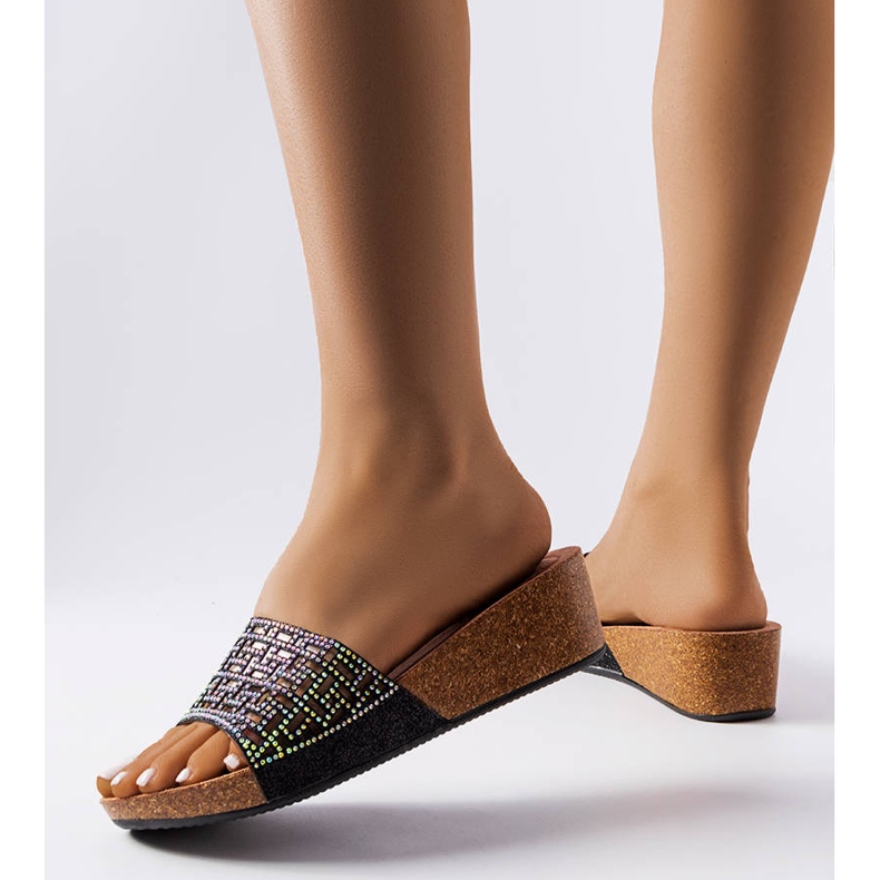 Czarne klapki na koturnie Elitha 1