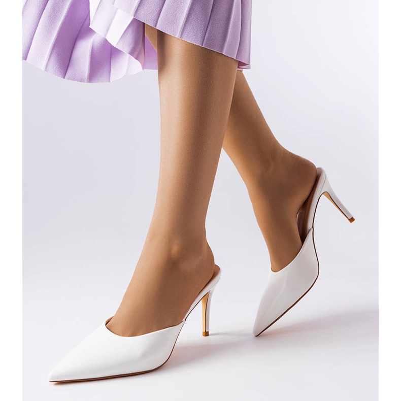 Białe klapki na szpilce Drainer 1