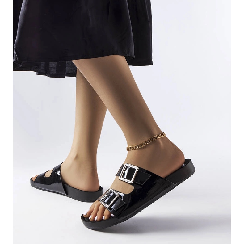 Czarne lakierowane klapki z klamerkami Norcross 1