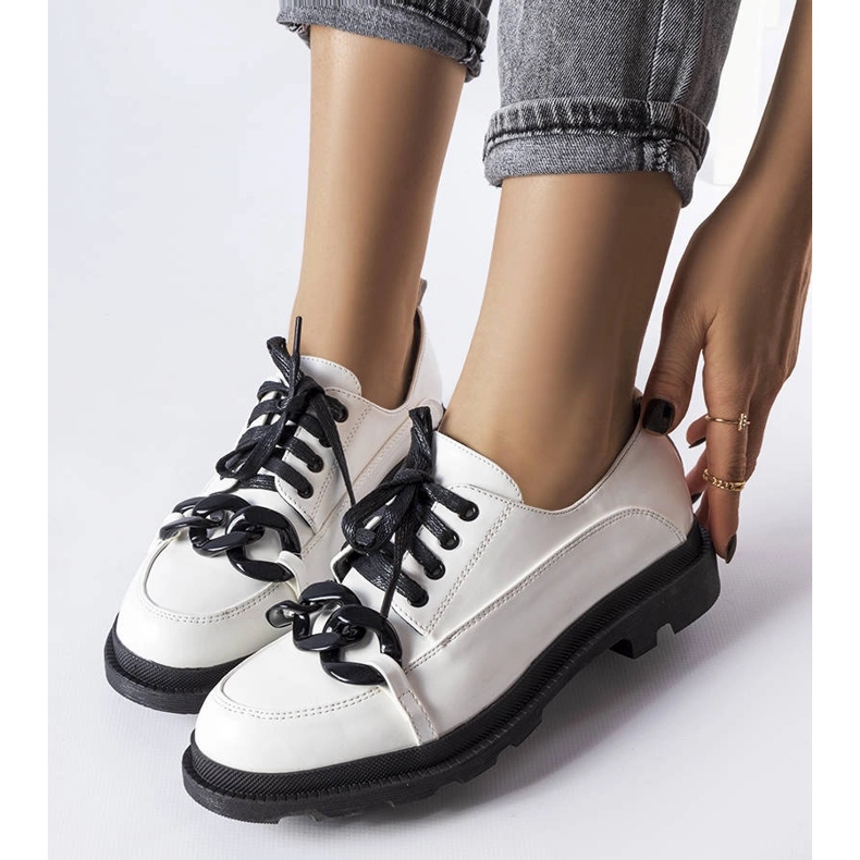 Białe półbuty z łańcuchem Allain 1