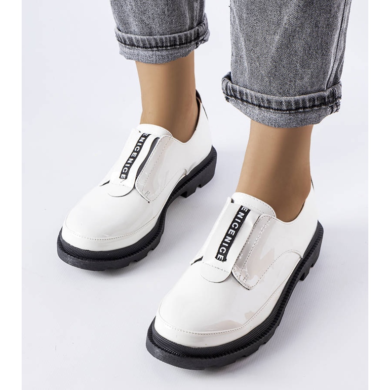 Białe lakierowane półbuty Legget 1