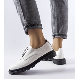 Białe lakierowane półbuty Legget 2