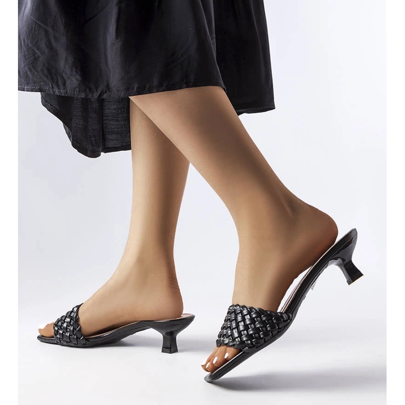 Czarne klapki na niskim obcasie Burbank 1