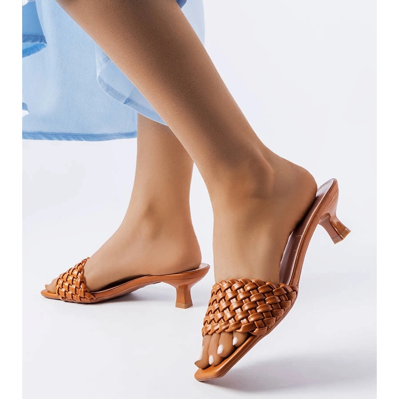 Brązowe klapki na niskim obcasie Burbank 2