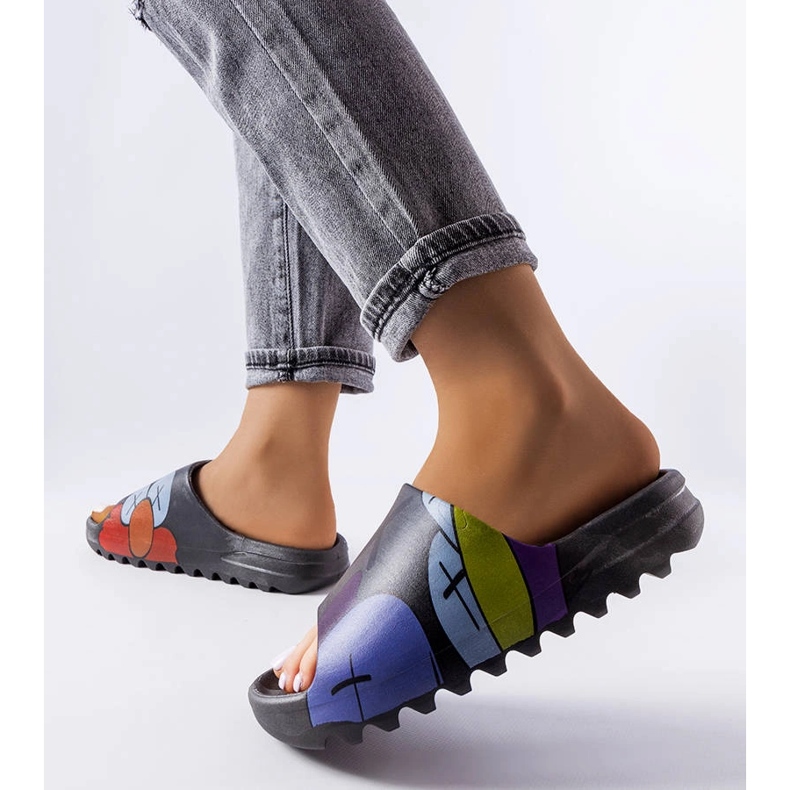 Czarne klapki z bieżnikiem i nadrukami 2