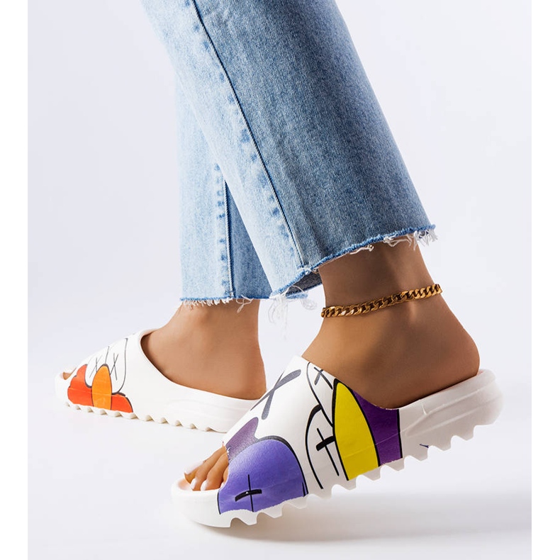 Białe klapki z bieżnikiem i nadrukami 2