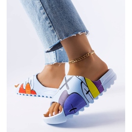 BM Niebieskie klapki z nadrukami 2