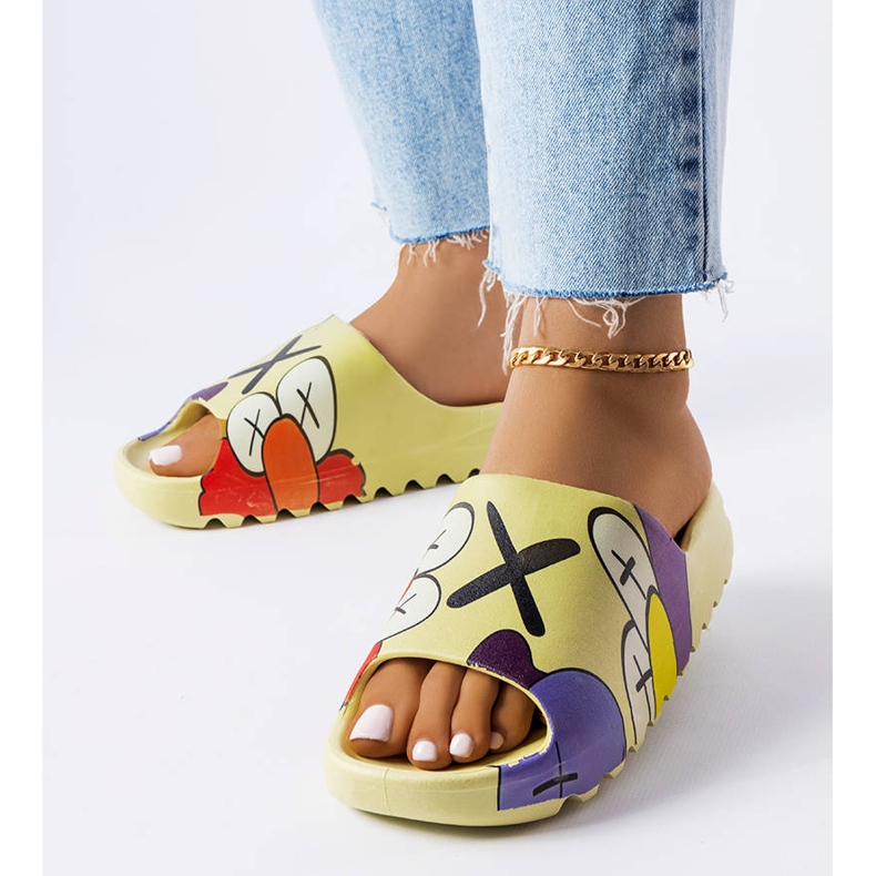 Zielone klapki z nadrukami 1