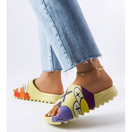 Zielone klapki z nadrukami 2