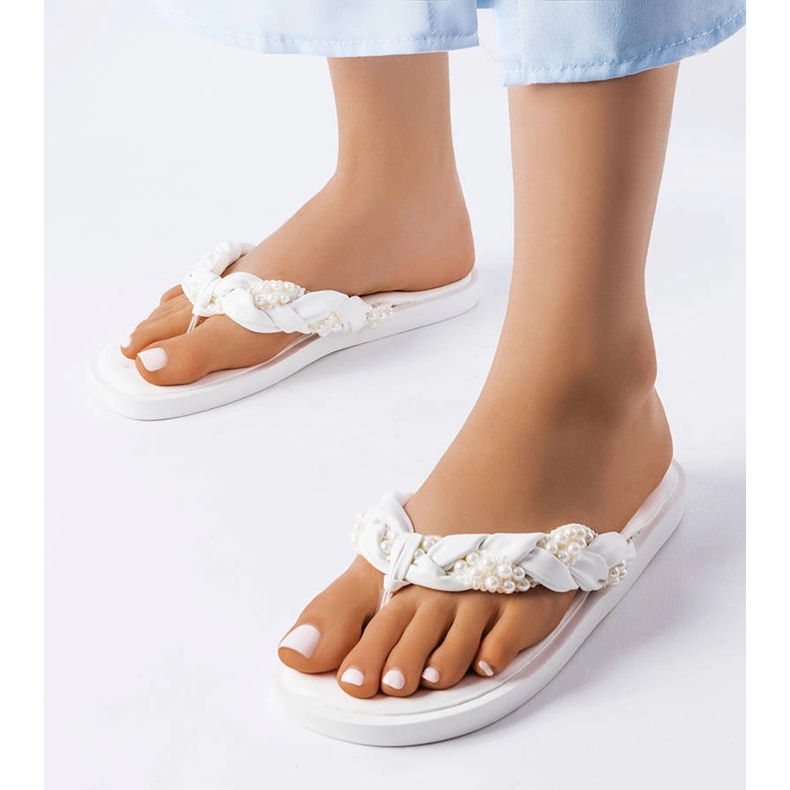 Białe japonki zdobione perełkami Conifer 1