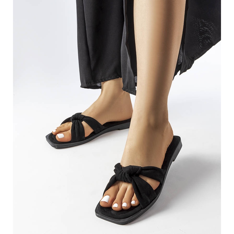 Inna Czarne klapki z eko-zamszu Pride 1