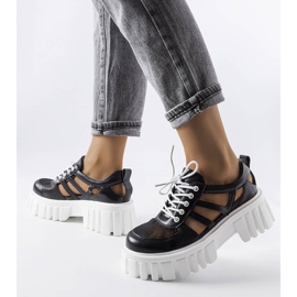 Czarne półbuty na masywnej podeszwie Emaline 2