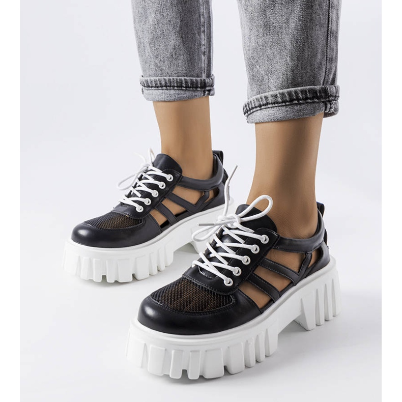 Czarne półbuty na masywnej podeszwie Emaline 1