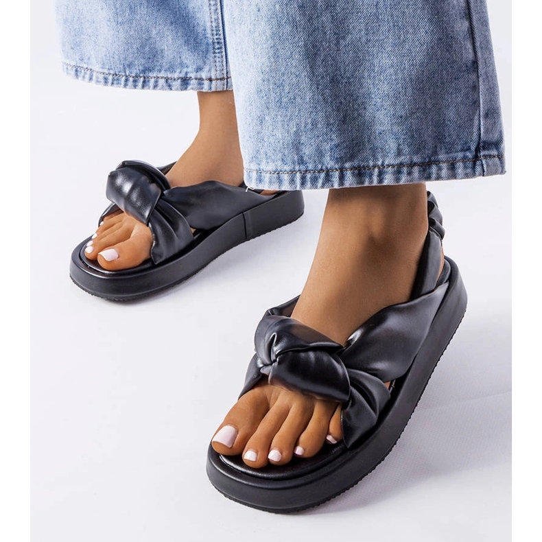 Czarne klapki na koturnie Clarice 1