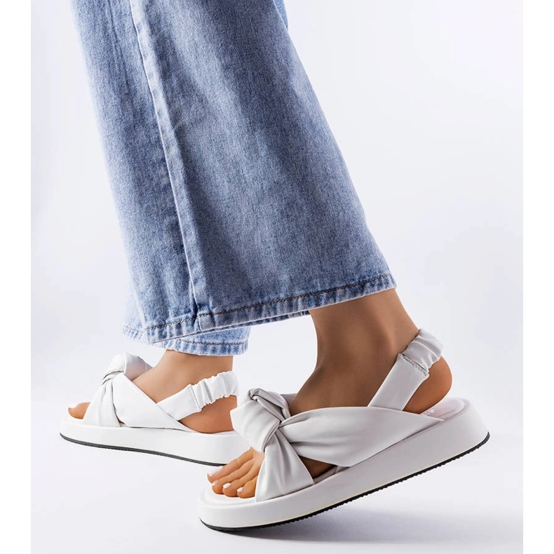 Białe klapki na koturnie Clarice 1