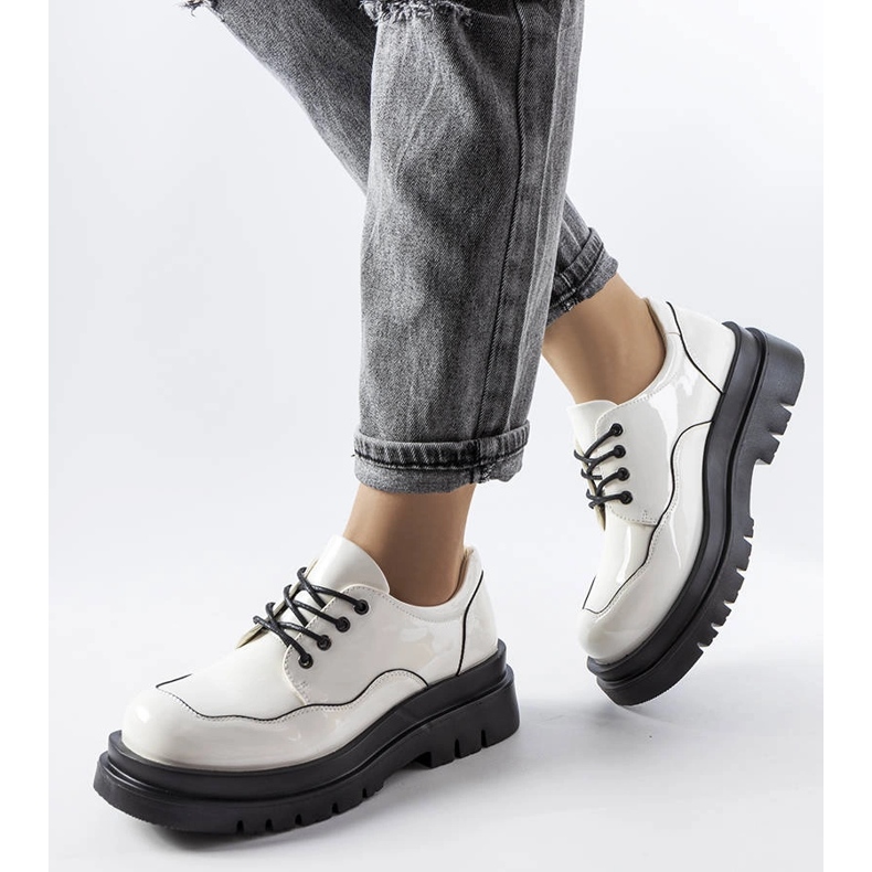 Białe półbuty na masywnej podeszwie Cheshire 1