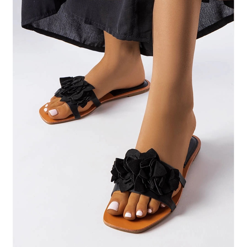 Czarne klapki zdobione kwiatkami Rapids 1