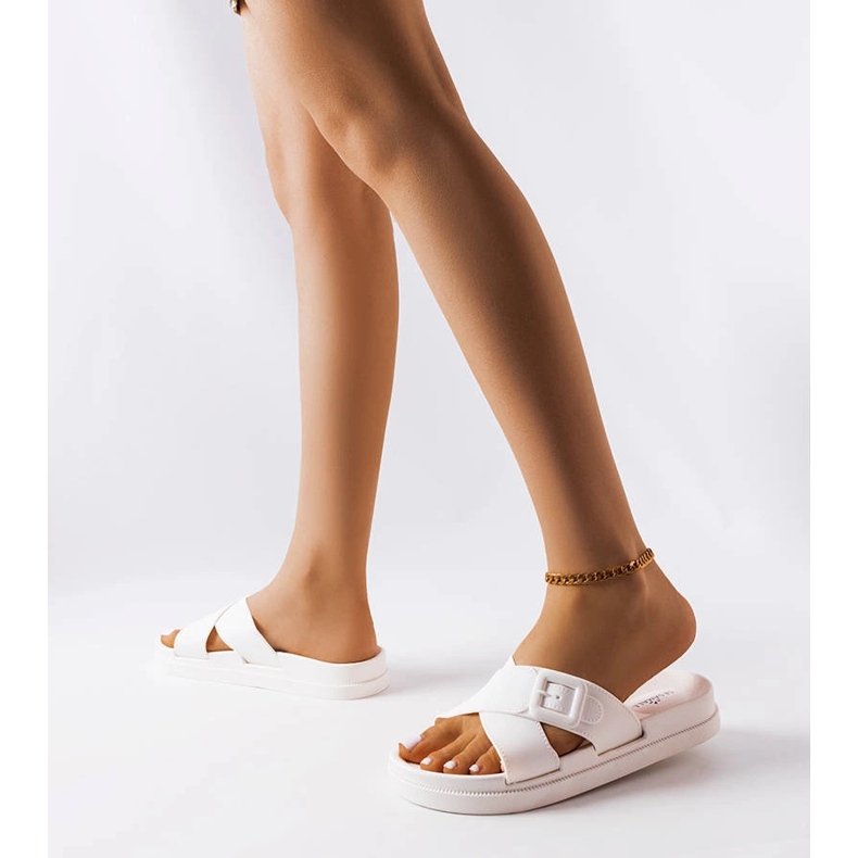 Białe gumowe klapki z klamerką Pauline 2