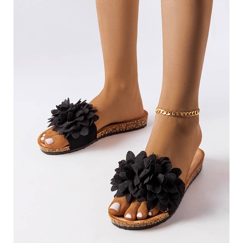 Czarne klapki zdobione kwiatkami 1