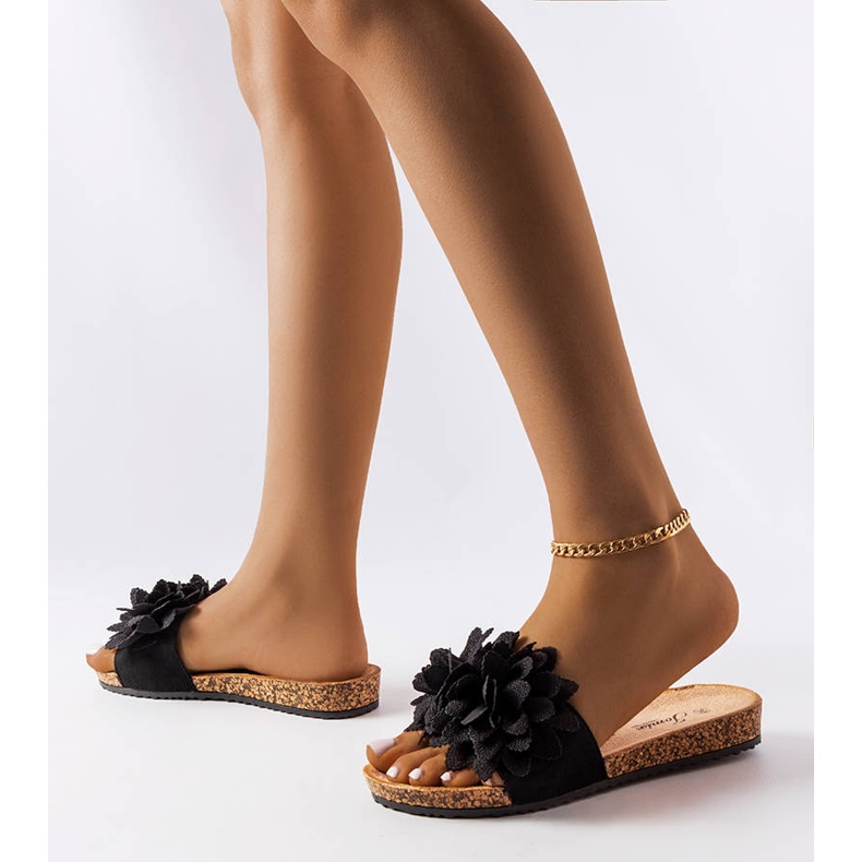 Czarne klapki zdobione kwiatkami 2