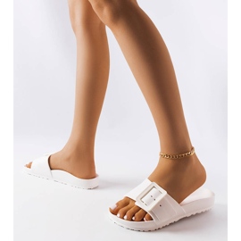 Białe gumowe klapki z klamerką Nelm 1