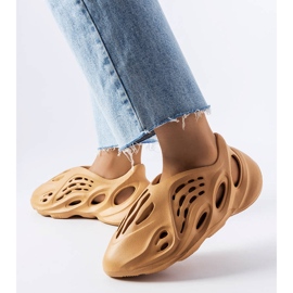 Brązowe piankowe klapki Julienne 1